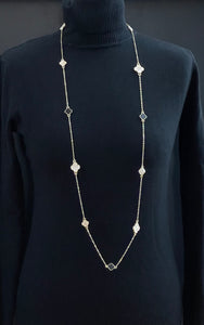 Four Leaf Style Necklace ( Black & White)